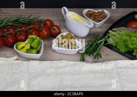 Tortilla de tofu végétalien sain avec tofu et légumes. L'amour pour un concept sain de nourriture brute. Vues de dessus Banque D'Images