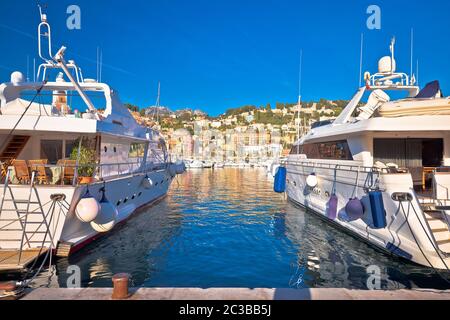 Menton. Port de plaisance de Menton de luxe avec vue sur la Côte d'Azur Banque D'Images