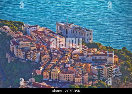 Vieille ville de Monaco sur le rocher pittoresque vue panoramique d'en haut Banque D'Images