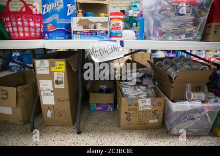 McAllen Texas USA, 24 juin 2014 : des piles de vêtements, de nourriture, de produits de toilette et de médicaments donnés aux immigrants dans un refuge de make-shift à l'église catholique du Sacré-cœur. ©Marjorie Kamys Cotera/Daemmrich Photographie Banque D'Images