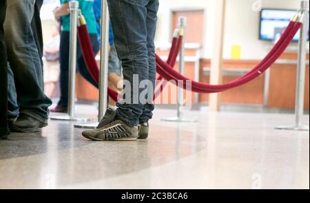 McAllen Texas USA, 24 juin 2014: Les immigrants qui croissent illégalement aux États-Unis depuis le Mexique et qui sont pris par les autorités ont eu des lacets de chaussures retirés avant d'être libérés; ici, ils attendent la déportation à la gare routière de McAllen. ©Marjorie Kamys Cotera/Daemmrich Photographie Banque D'Images