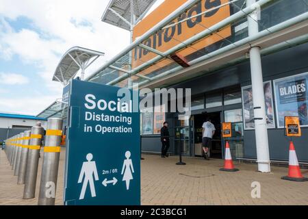 Edimbourg, Ecosse, Royaume-Uni. 19 juin 2020. Plusieurs magasins du Straiton Retail Park à l'extérieur d'Édimbourg ont ouvert leurs portes. La signalisation avertissant les clients de maintenir une distance sociale de 2 m est placée à l'extérieur et à l'intérieur des magasins. Halfords est ouvert avec des règles strictes sur l'entrée. Iain Masterton/Alay Live News Banque D'Images