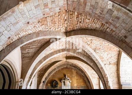 Le portique avec une voûte de l'hôtel de ville de Spello. Pierre et brique. Dans la province de Pérouse, Ombrie, Italie. Banque D'Images
