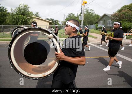 Austin Texas États-Unis, 21 juin 2014: Le drumline du groupe de marchage d'école secondaire se produit alors que les membres marchent dans les rues est d'Austin pendant le défilé annuel de célébration du dix-septième juin. ©Marjorie Kamys Cotera/Daemmrich Photographie Banque D'Images