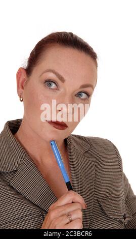 Un sérieux à la business woman holding her stylo bleu à la voiture et en réfléchissant, isolée pour fond blanc Banque D'Images