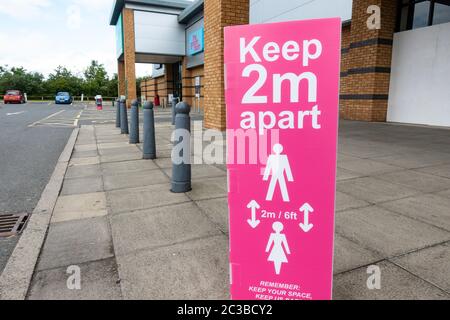 Edimbourg, Ecosse, Royaume-Uni. 19 juin 2020. Plusieurs magasins du Straiton Retail Park à l'extérieur d'Édimbourg ont ouvert leurs portes. La signalisation avertissant les clients de maintenir une distance sociale de 2 m est placée à l'extérieur et à l'intérieur des magasins. Iain Masterton/Alay Live News Banque D'Images