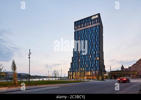 Vue contextuelle du sud au crépuscule. Hotel Alsik, Sønderborg, Danemark. Architecte: Henning Larsen, 2019. Banque D'Images