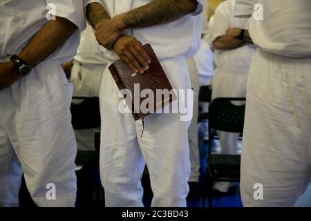 Rosharon Texas USA, 25 août 2014: Détenu masculin en uniforme à la prison de Darrington tient une Bible pendant un programme à la chapelle de la prison de haute sécurité. ©Marjorie Kamys Cotera/Daemmrich Photographie Banque D'Images