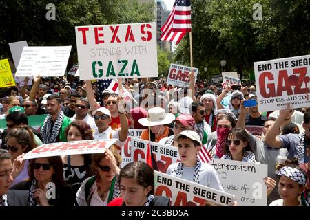Manifestation contre le financement américain d'Israël - Austin Texas USA, 2 août 2014: Des militants participent à un rassemblement au Capitole du Texas pour protester contre le siège d'Israël à Gaza et contre le soutien et le financement d'Israël par les États-Unis. ©Marjorie Kamys Cotera/Daemmrich Photographie Banque D'Images