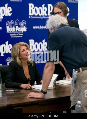 La sénatrice Wendy Davis signature de livre - 11 septembre 2014 Austin, Texas États-Unis: La candidate démocrate du gouverneur du Texas et la sénatrice d'État Wendy Davis, signe des copies de son livre «oublier d'avoir peur» à la librairie de gens de livre. La sénatrice de fort Worth, connue pour son obstruction systématique de 11 heures à l'avortement, révèle qu'elle a mis fin à deux grossesses en raison de problèmes de santé. ©Marjorie Kamys Cotera/Phiotographie Daemmrich Banque D'Images