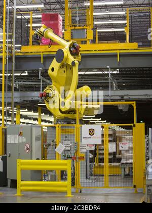 Centre de distribution Amazon: Schertz Texas USA, Aparil 17 2015: Intérieur d'un centre de livraison Amazon de 1,25 millions de pieds carrés. Le site de traitement comprend un système de bras robotisé propriétaire « robo-stow » et emploie près de 500 travailleurs à temps plein qui utilisent le système de suivi avancé pour emballer les commandes et les placer dans de grandes remorques de tracteur pour livraison. ©Marjorie Kamys Cotera/Daemmrich Photographie Banque D'Images