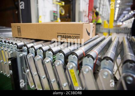 Centre de distribution Amazon: Schertz Texas USA, Aparil 17 2015: Intérieur d'un centre de livraison Amazon de 1,25 millions de pieds carrés. Le site de traitement comprend un système de bras robotisé propriétaire « robo-stow » et emploie près de 500 travailleurs à temps plein qui utilisent le système de suivi avancé pour emballer les commandes et les placer dans de grandes remorques de tracteur pour livraison. ©Marjorie Kamys Cotera/Daemmrich Photographie Banque D'Images