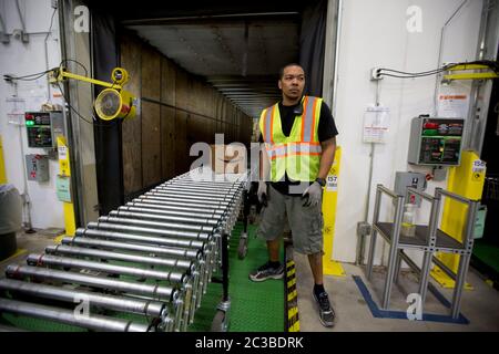 Centre de distribution Amazon: Schertz Texas USA, Aparil 17 2015: Intérieur d'un centre de livraison Amazon de 1,25 millions de pieds carrés. Le site de traitement comprend un système de bras robotisé propriétaire « robo-stow » et emploie près de 500 travailleurs à temps plein qui utilisent le système de suivi avancé pour emballer les commandes et les placer dans de grandes remorques de tracteur pour livraison. ©Marjorie Kamys Cotera/Daemmrich Photographie Banque D'Images