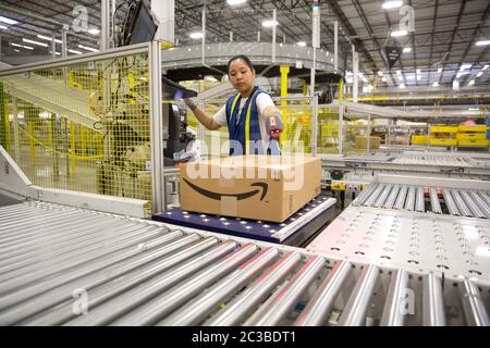 Centre de distribution Amazon: Schertz Texas USA, Aparil 17 2015: Intérieur d'un centre de livraison Amazon de 1,25 millions de pieds carrés. Le site de traitement comprend un système de bras robotisé propriétaire « robo-stow » et emploie près de 500 travailleurs à temps plein qui utilisent le système de suivi avancé pour emballer les commandes et les placer dans de grandes remorques de tracteur pour livraison. ©Marjorie Kamys Cotera/Daemmrich Photographie Banque D'Images