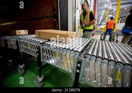 Centre de distribution Amazon: Schertz Texas USA, Aparil 17 2015: Intérieur d'un centre de livraison Amazon de 1,25 millions de pieds carrés. Le site de traitement comprend un système de bras robotisé propriétaire « robo-stow » et emploie près de 500 travailleurs à temps plein qui utilisent le système de suivi avancé pour emballer les commandes et les placer dans de grandes remorques de tracteur pour livraison. ©Marjorie Kamys Cotera/Daemmrich Photographie Banque D'Images