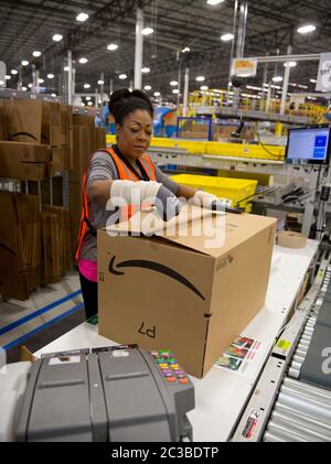 Centre de distribution Amazon: Schertz Texas USA, Aparil 17 2015: Intérieur d'un centre de livraison Amazon de 1,25 millions de pieds carrés. Le site de traitement comprend un système de bras robotisé propriétaire « robo-stow » et emploie près de 500 travailleurs à temps plein qui utilisent le système de suivi avancé pour emballer les commandes et les placer dans de grandes remorques de tracteur pour livraison. ©Marjorie Kamys Cotera/Daemmrich Photographie Banque D'Images