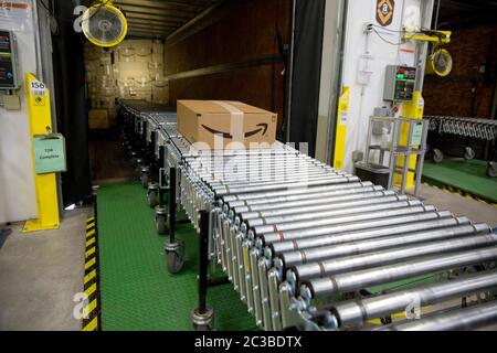 Centre de distribution Amazon: Schertz Texas USA, Aparil 17 2015: Intérieur d'un centre de livraison Amazon de 1,25 millions de pieds carrés. Le site de traitement comprend un système de bras robotisé propriétaire « robo-stow » et emploie près de 500 travailleurs à temps plein qui utilisent le système de suivi avancé pour emballer les commandes et les placer dans de grandes remorques de tracteur pour livraison. ©Marjorie Kamys Cotera/Daemmrich Photographie Banque D'Images