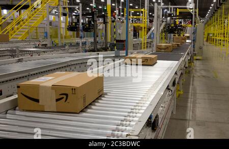 Centre de distribution Amazon: Schertz Texas USA, Aparil 17 2015: Intérieur d'un centre de livraison Amazon de 1,25 millions de pieds carrés. Le site de traitement comprend un système de bras robotisé propriétaire « robo-stow » et emploie près de 500 travailleurs à temps plein qui utilisent le système de suivi avancé pour emballer les commandes et les placer dans de grandes remorques de tracteur pour livraison. ©Marjorie Kamys Cotera/Daemmrich Photographie Banque D'Images