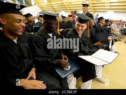 Rosharon Texas États-Unis, 9 mai 2015 : cérémonie de remise des diplômes pour les détenus à la prison d'État de l'unité Darrington à sécurité maximale. Les diplômés ont obtenu leur baccalauréat en études bibliques par l'intermédiaire du Séminaire théologique baptiste du Sud-Ouest. ©Marjorie Kamys Cotera/Daemmrich Photographie Banque D'Images