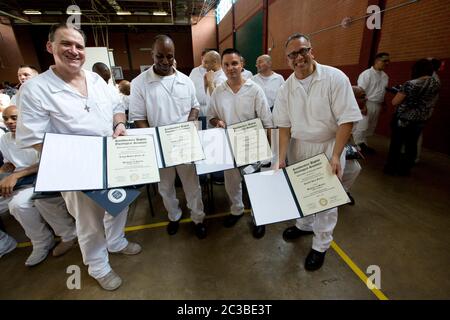 Rosharon Texas Etats-Unis, 9 mai 2015: Les détenus diplômés montrent leurs diplômes de baccalauréat en études bibliques du Séminaire théologique baptiste du Sud-Ouest. Les prisonniers font partie de la première classe de diplômés du programme de ministère chrétien à l'intérieur de la prison à sécurité maximale propre Houston. ©Marjorie Kamys Cotera/Daemmrich Photographie Banque D'Images