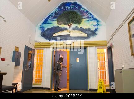 Rosharon Texas Etats-Unis, 9 mai 2015: La garde masculine ouvre la porte de la chapelle à l'intérieur de la prison d'état à sécurité maximale. ©Marjorie Kamys Cotera/Daemmrich Photographie Banque D'Images