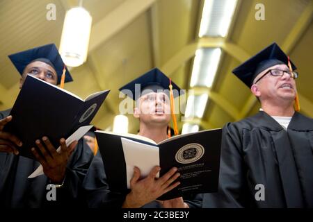 Rosharon Texas États-Unis, 9 mai 2015 : cérémonie de remise des diplômes pour les détenus à la prison d'État de l'unité Darrington à sécurité maximale. Les diplômés ont obtenu leur baccalauréat en études bibliques par l'intermédiaire du Séminaire théologique baptiste du Sud-Ouest. ©Marjorie Kamys Cotera/Daemmrich Photographie Banque D'Images