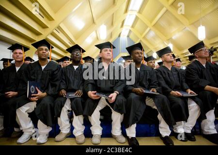 Rosharon Texas États-Unis, 9 mai 2015 : cérémonie de remise des diplômes pour les détenus à la prison d'État de l'unité Darrington à sécurité maximale. Les diplômés ont obtenu leur baccalauréat en études bibliques par l'intermédiaire du Séminaire théologique baptiste du Sud-Ouest. ©Marjorie Kamys Cotera/Daemmrich Photographie Banque D'Images