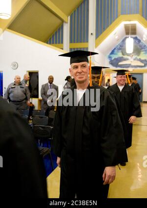 Rosharon Texas États-Unis, 9 mai 2015 : cérémonie de remise des diplômes pour les détenus à la prison d'État de l'unité Darrington à sécurité maximale. Les diplômés ont obtenu leur baccalauréat en études bibliques par l'intermédiaire du Séminaire théologique baptiste du Sud-Ouest. ©Marjorie Kamys Cotera/Daemmrich Photographie Banque D'Images