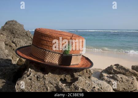 Chapeau canotier avec vue sur la plage photo Banque D'Images