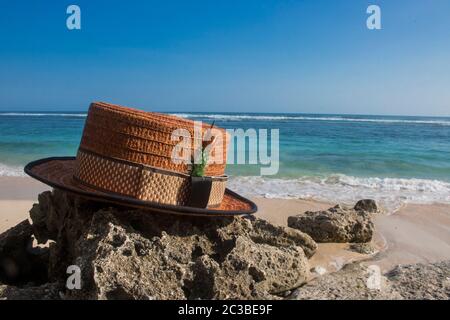 Chapeau canotier avec vue sur la plage photo Banque D'Images