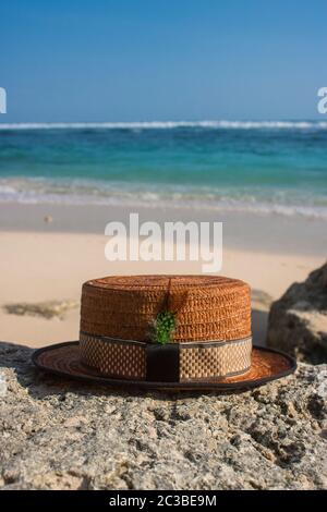 Chapeau canotier avec vue sur la plage photo Banque D'Images