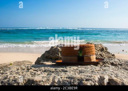 Chapeau canotier avec vue sur la plage photo Banque D'Images