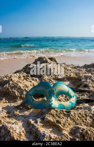 Masquerade party mask on beach voir photo Banque D'Images