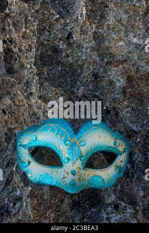 Masquerade party mask on beach voir photo Banque D'Images