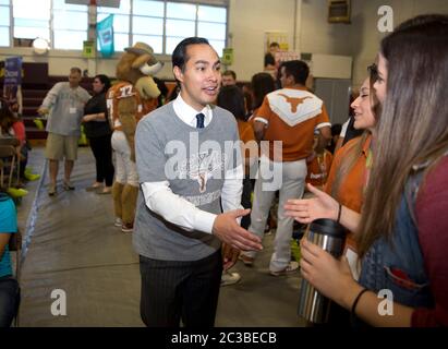 Les lycéens signent un engagement pour aller à l'université - 1 mai 2015 Austin, Texas Etats-Unis: Ancien maire de San Antonio et actuel secrétaire américain au logement et au développement urbain, Julian Castro accueille les lycéens de l'université Huston-Tallutson lors de la première génération TX Signing Day. Generation TX est un mouvement à l'échelle de l'État pour créer une culture collégiale au Texas, en particulier parmi les étudiants qui sont sous-représentés dans les universités et les collèges du Texas. ©Marjorie Kamys Cotera/Daemmrich Photographie Banque D'Images