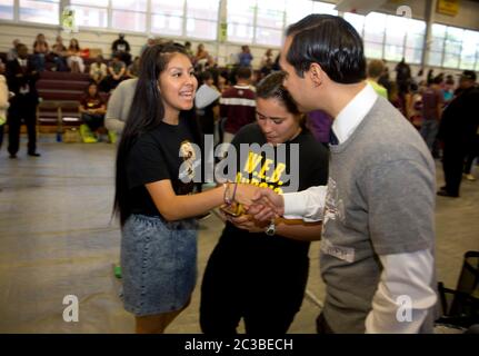 Les lycéens signent un engagement pour aller à l'université - 1 mai 2015 Austin, Texas Etats-Unis: Ancien maire de San Antonio et actuel secrétaire américain au logement et au développement urbain, Julian Castro accueille les lycéens de l'université Huston-Tallutson lors de la première génération TX Signing Day. Generation TX est un mouvement à l'échelle de l'État pour créer une culture collégiale au Texas, en particulier parmi les étudiants qui sont sous-représentés dans les universités et les collèges du Texas. ©Marjorie Kamys Cotera/Daemmrich Photographie Banque D'Images