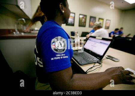 FEMA à Wimberley, Texas - Wimberley, Texas États-Unis 6 juin 2015: L'Agence fédérale de gestion des urgences a mis en place un centre d'accueil mobile (MRAC) pour desservir les résidents locaux qui souhaitent s'inscrire à l'aide fédérale après les inondations dévastatrices qui ont frappé la région pendant le week-end du jour du souvenir. ©Marjorie Kamys Cotera/Daemmrich Photographie Banque D'Images