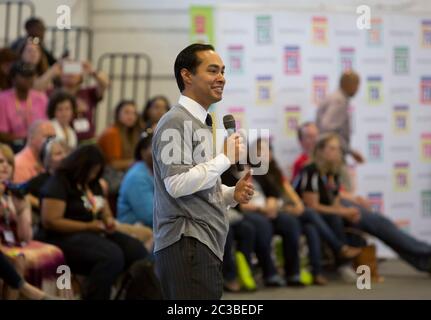 Les lycéens signent un engagement pour aller à l'université - 1 mai 2015 Austin, Texas États-Unis : ancien maire de San Antonio et actuel secrétaire américain au logement et au développement urbain, Julian Castro rencontre des lycéens à l'université de Huston-Tallutson lors de la première édition du TX Signing Day. Generation TX est un mouvement à l'échelle de l'État pour créer une culture collégiale au Texas, en particulier parmi les étudiants qui sont sous-représentés dans les universités et les collèges du Texas. ©Marjorie Kamys Cotera/Daemmrich Photographie Banque D'Images