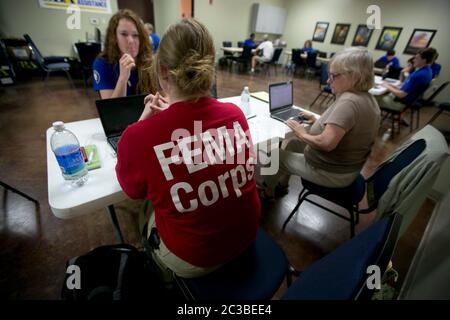 FEMA à Wimberley, Texas - Wimberley, Texas États-Unis 6 juin 2015: L'Agence fédérale de gestion des urgences a mis en place un centre d'accueil mobile (MRAC) pour desservir les résidents locaux qui souhaitent s'inscrire à l'aide fédérale après les inondations dévastatrices qui ont frappé la région pendant le week-end du jour du souvenir. ©Marjorie Kamys Cotera/Daemmrich Photographie Banque D'Images