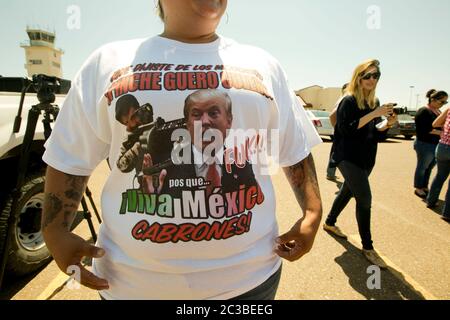 Laredo Texas USA, 23 juillet 2015: Donald Trump à Laredo - une femme d'un groupe qui proteste contre l'arrivée du candidat républicain à la présidence, l'espoir Donald Trump porte un t-shirt qui inclut des insultes à Trump et des images du trafiquant mexicain de drogue El Chapo Guzman. Trump, qui a critiqué les immigrants mexicains et le contrôle de l'immigration aux États-Unis, s'est rendu dans la ville à la frontière entre les États-Unis et le Mexique pour un événement de campagne. ©Marjorie Kamys Cotera/Daemmrich Photographie Banque D'Images