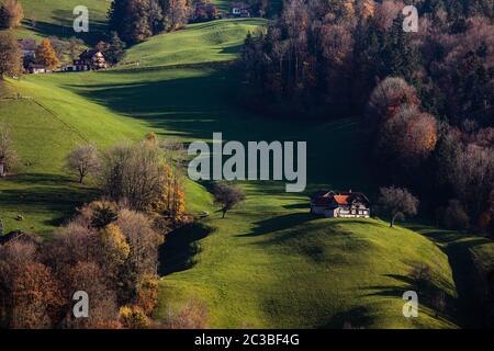 Magnifique paysage de campagne suisse d'Appenzel avec une belle lumière chaude Banque D'Images