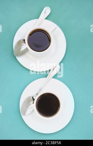 Tasses de café sur soucoupes Banque D'Images