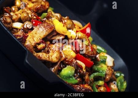 Viande et légumes frits dans une casserole en fonte Banque D'Images