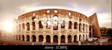 Le Colisée de Rome vu de derrière au coucher du soleil. Banque D'Images