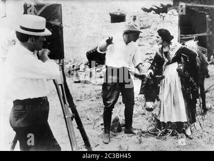 Le cinéaste ALVIN WYCKOFF le réalisateur CECIL B. Demille et GERALDINE FARRAR sur place ont fait du cinéma pendant le tournage de MARIA ROSA 1916 Jesse L. Lasky Feature Play Company / Paramount Pictures Banque D'Images