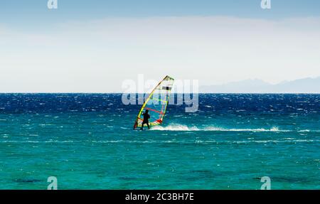 Planche à voile sur le fond des montagnes manèges sur les vagues de la mer Rouge en Egypte Dahab Sud Sin Banque D'Images