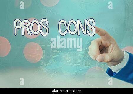 Note d'écriture montrant les cons. Pros Concept commercial des avantages et des inconvénients observés lors de l'examen d'un produit Banque D'Images