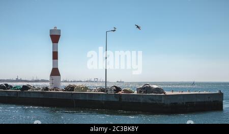 Setubal, Portugal - 08 août 2018 : entrée du port avec ses cemaphore et ses quais un jour d'été Banque D'Images