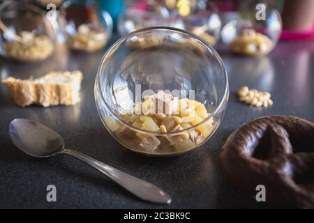 Verrine de foie gras poires et les noix de pin dans la cuisine française Banque D'Images