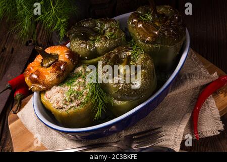 Poivrons farcis avec bulgur, courgettes et fromage de brebis Banque D'Images